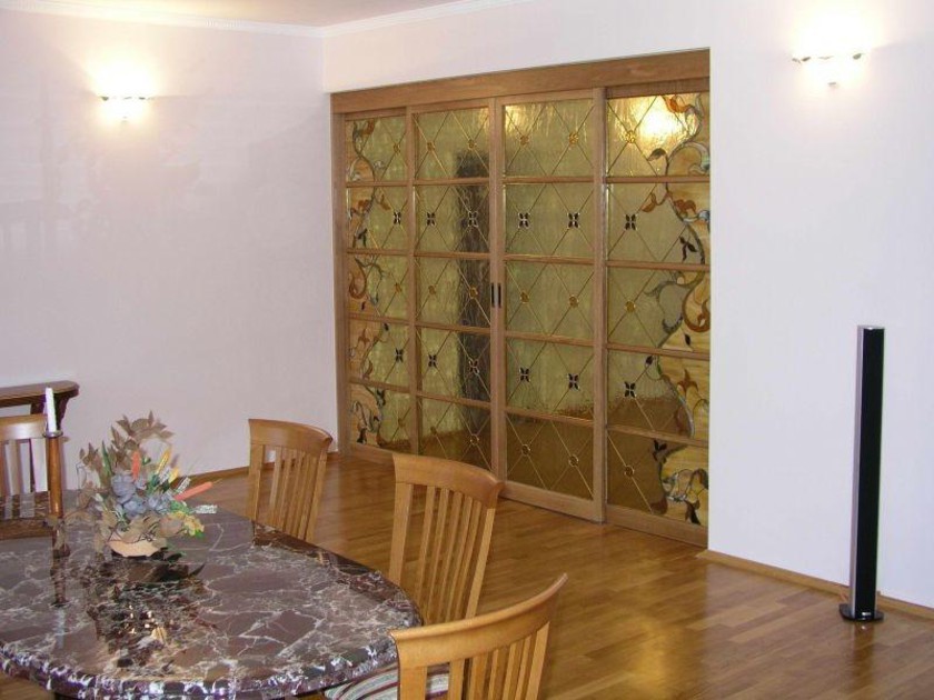 Перегородка для гостиной с цветным стеклом и декоративными вставками Минусинск
