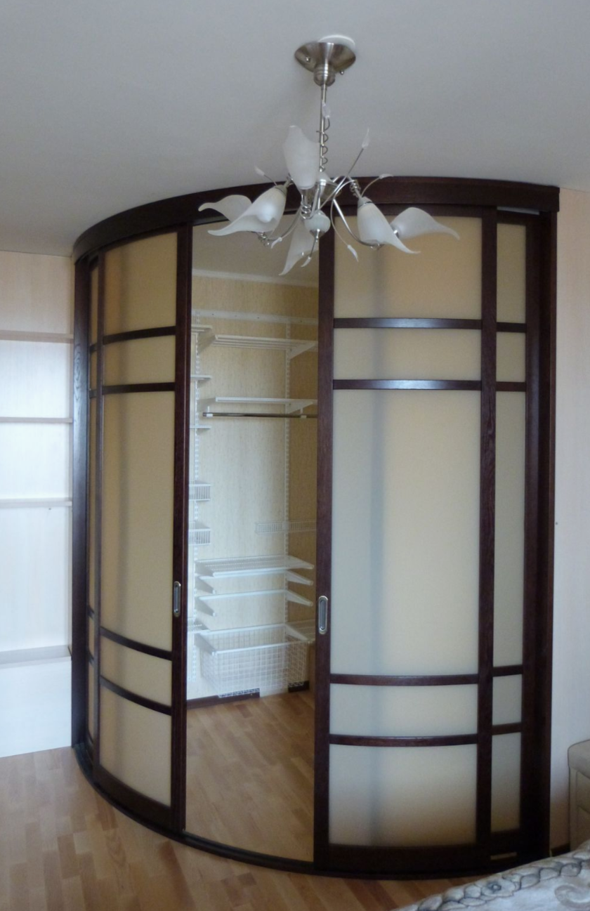 Радиусная полукруглая угловая гардеробная комната Минусинск