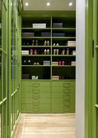 Г-образная гардеробная комната в зеленом цвете Минусинск