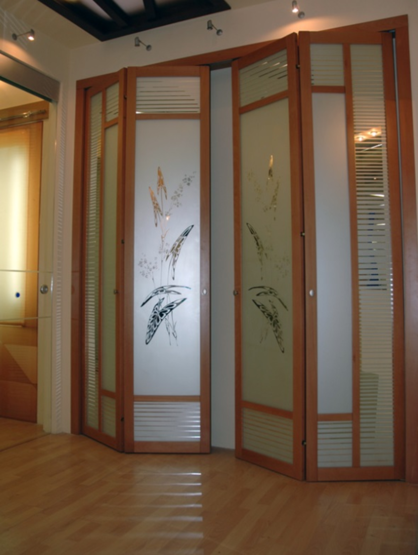 Широкие двери гармошка с матовым стеклом и рисунком Минусинск